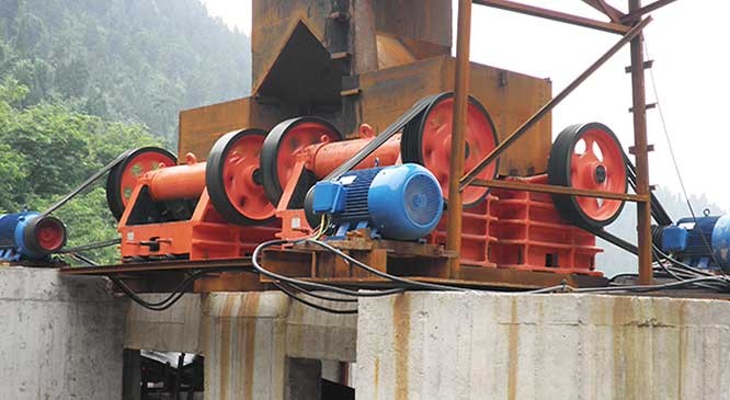云南昆明PEX-300×1300型顎式破碎機生產線現場
