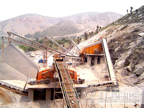 由顎式破碎機破過的石料進入反擊破中破碎