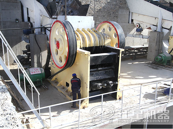 PE河南紅星生產的PE500x750顎式破碎機生產現場