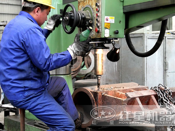 工人師傅正在加工設(shè)備 工人師傅正在加工設(shè)備