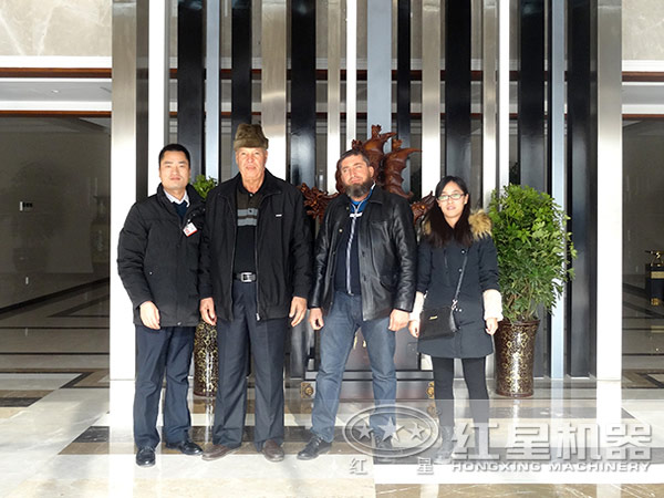 客戶與工作人員合影 客戶與工作人員合影