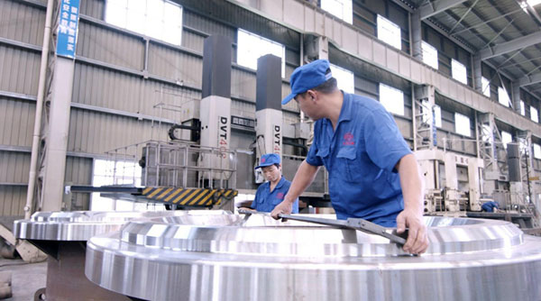 工作人員在測量零件尺寸精度 工作人員在測量零件尺寸精度