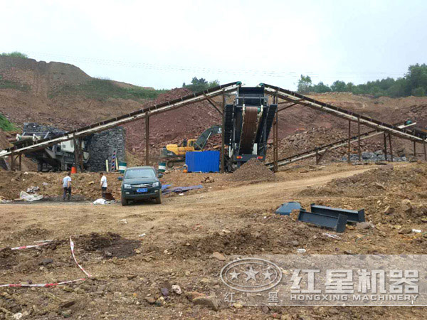 移動破碎機直接開進垃圾堆旁進行作業 移動破碎機直接開進垃圾堆旁進行作業