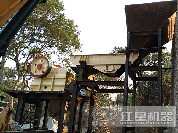 振動(dòng)給料機(jī)與顎式破碎機(jī)設(shè)備