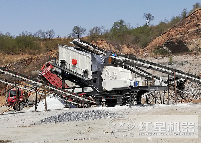 兩臺(tái)車載破碎一體機(jī)組成的花崗巖生產(chǎn)線剛剛完成陣地轉(zhuǎn)移 兩臺(tái)車載破碎一體機(jī)組成的花崗巖生產(chǎn)線剛剛完成陣地轉(zhuǎn)移