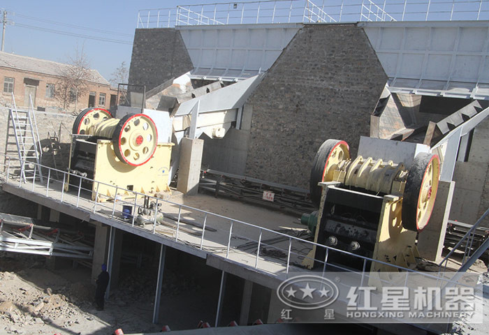 時產150噸的環保型石子顎式破碎機現場