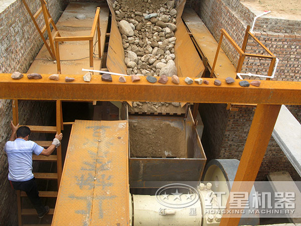 顎式破碎機喂料時要時刻關注排料情況