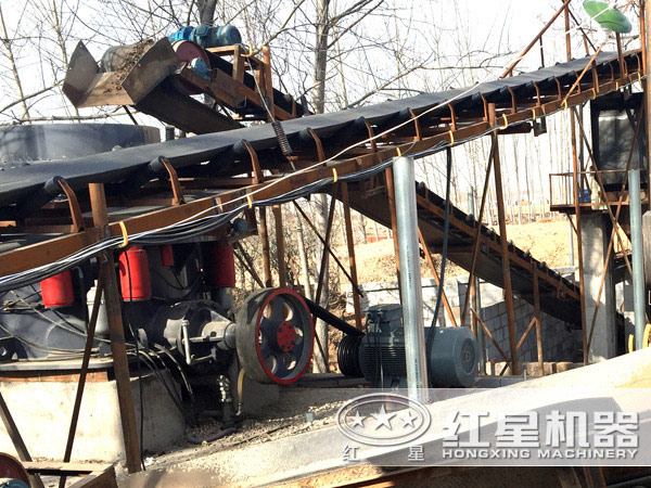 河南洛陽時產200噸多缸液壓圓錐破碎現場 河南洛陽時產200噸多缸液壓圓錐破碎現場