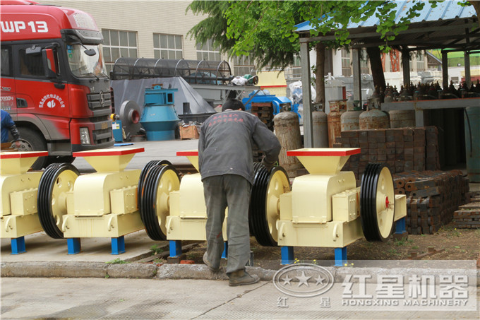 對輥式破碎機正在進行最后的檢查