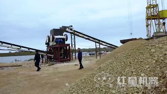 顎式細(xì)破碎機(jī)是用于粗破之后的第二道加工工序的破碎機(jī)