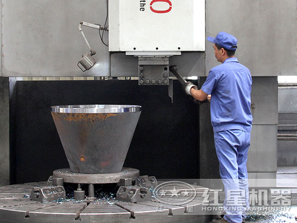 高壓磨粉機零部件正在生產(chǎn)加工