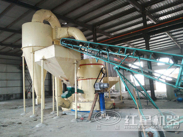 電磁振動給料機位于料斗下方正對磨粉機