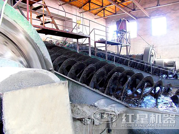 螺旋分級機(jī)正在作業(yè) 螺旋分級機(jī)正在作業(yè)