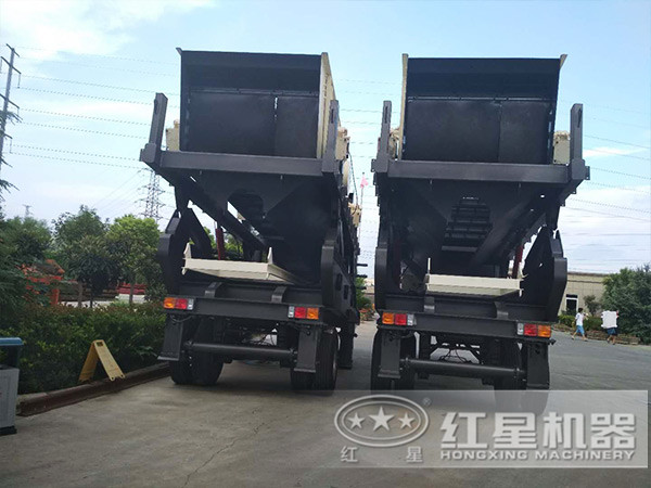 兩臺小型流動石子加工機準備出發