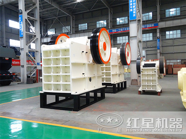 如今的小型鄂式碎石機仔細瞅瞅，卻是要比以前的更好看，更高端，市場售價也不能與以前相提并論了