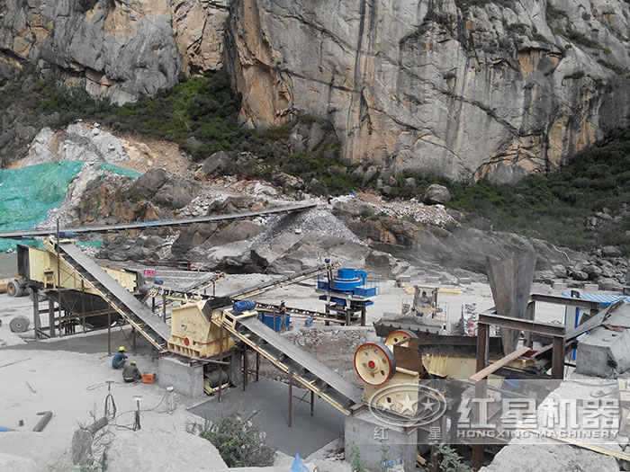 貴州時(shí)產(chǎn)100噸顎式破碎機(jī)碎沙現(xiàn)場 貴州時(shí)產(chǎn)100噸顎式破碎機(jī)碎沙現(xiàn)場