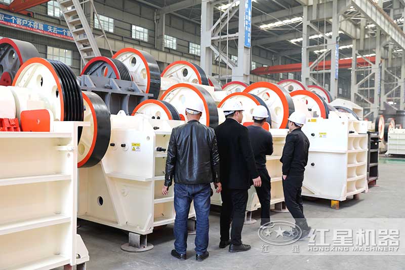 客戶來廠考察顎式破碎機設(shè)備