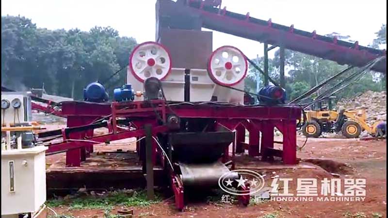 液壓顎式破碎機現(xiàn)場