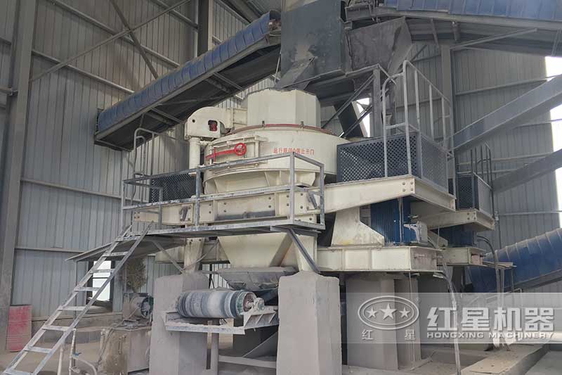 封閉廠房內的制沙生產線