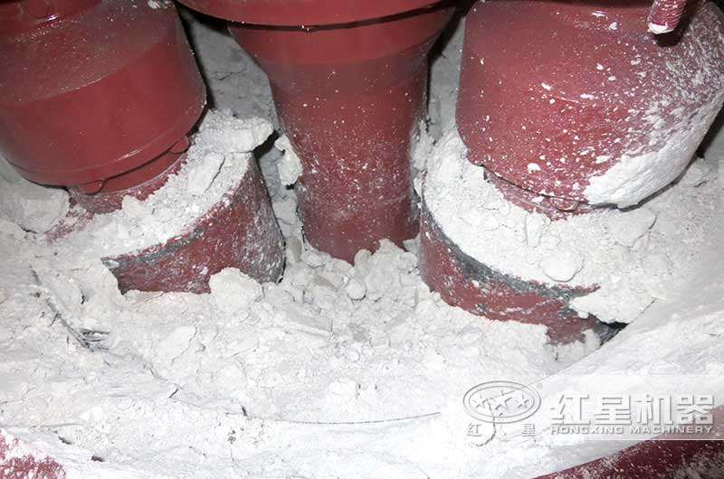 磨粉機(jī)內(nèi)腔磨輥與研磨的物料 磨粉機(jī)內(nèi)腔磨輥與研磨的物料