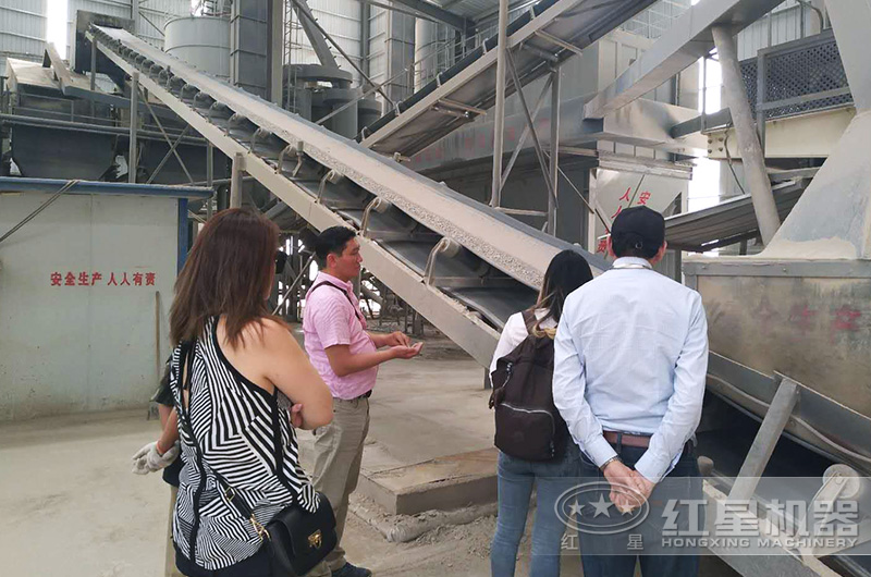 制砂機設(shè)備投資客戶參觀已投產(chǎn)的砂石廠現(xiàn)場