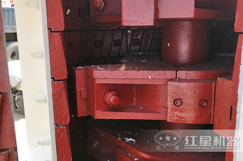 復(fù)合式破碎機(jī)破碎腔中的立軸