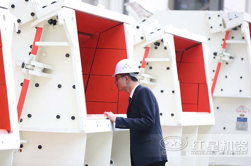 客戶參觀反擊式破碎機(jī)