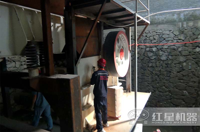 河卵石鄂式破碎機現(xiàn)場維護 河卵石鄂式破碎機現(xiàn)場維護