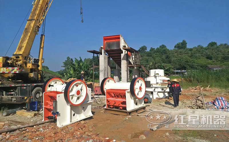 顎式破碎機加顎式細破機安裝現場